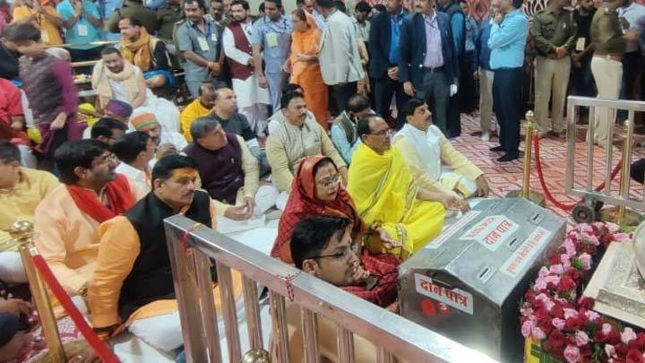 मुख्यमंत्री श्री चौहान ने भगवान श्री महाकालेश्वर के दर्शन कर पूजा-अर्चना की